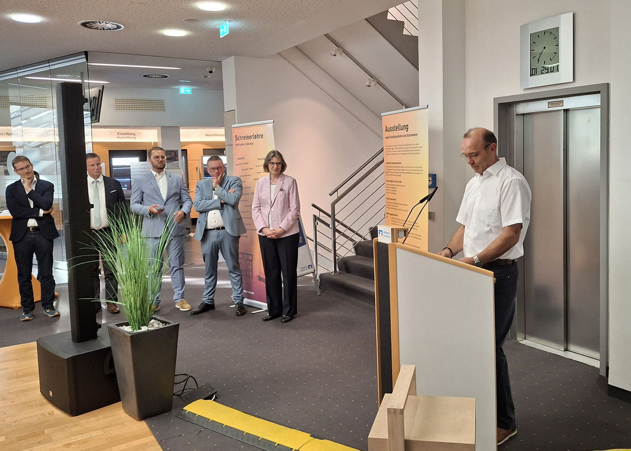 Bild der Ausstellungseröffnung „Gesellenstücke 2025“ der Schreiner-Innung Neckar-Odenwald