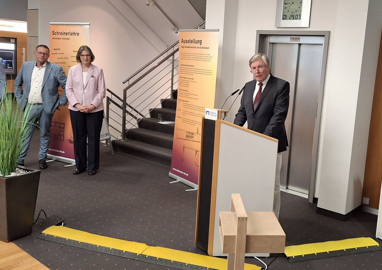 Bild der Ausstellungseröffnung „Gesellenstücke 2025“ der Schreiner-Innung Neckar-Odenwald