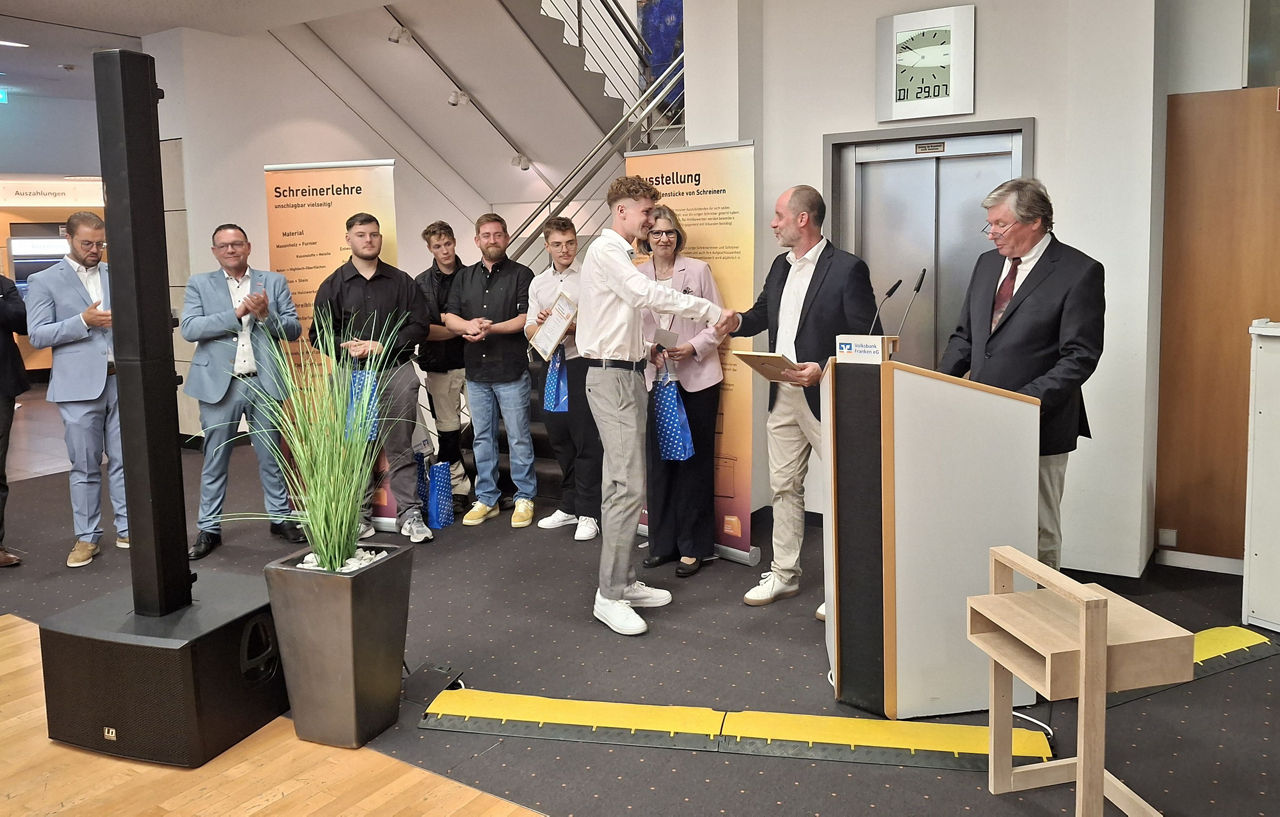 Bild der Ausstellungseröffnung „Gesellenstücke 2025“ der Schreiner-Innung Neckar-Odenwald