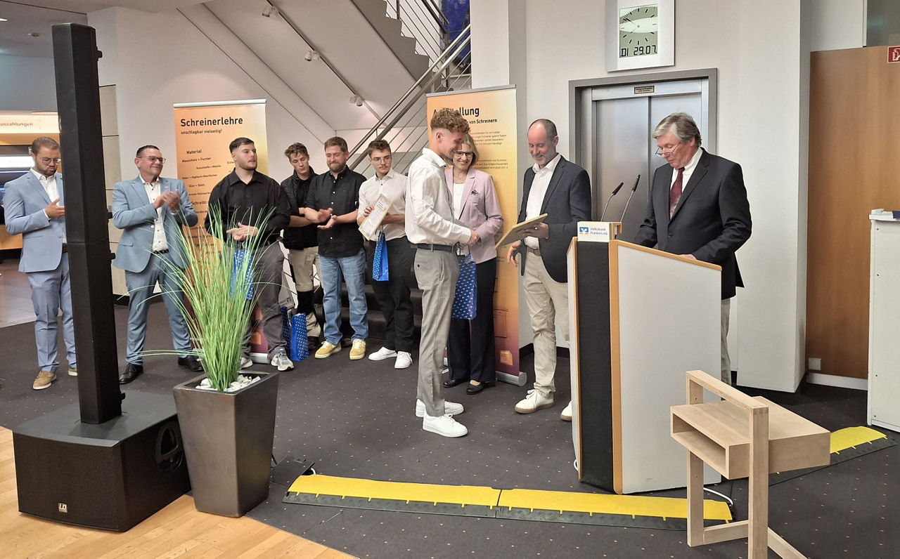 Bild der Ausstellungseröffnung „Gesellenstücke 2025“ der Schreiner-Innung Neckar-Odenwald