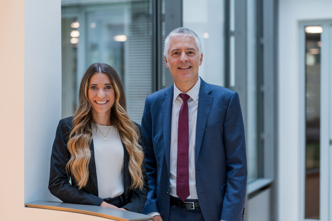 Lena Kramlich und Andreas Landeck stehen nebeneinander und schauen in die Kamera