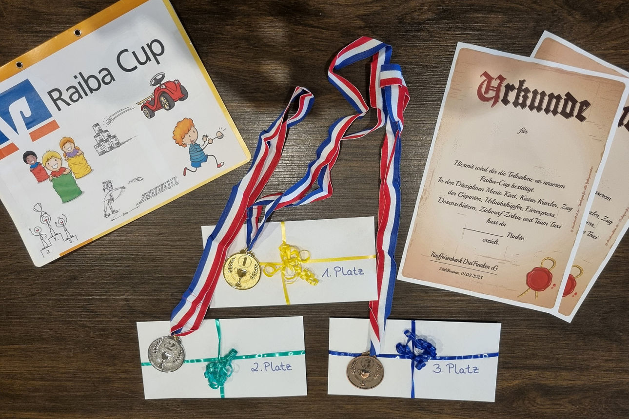 Medaillen, Briefumschläge und Teilnehmerurkunden liegen auf einem Tisch