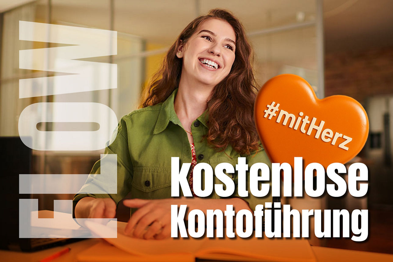 Studentin die lachend ein Buch aufschlägt