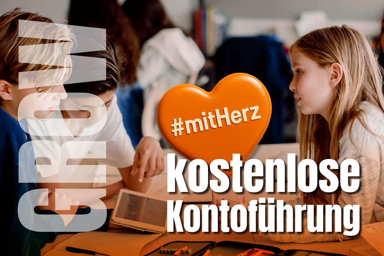 Eine Gruppe Schüler sitzen an einem Tisch und schauen auf ein Tablet 