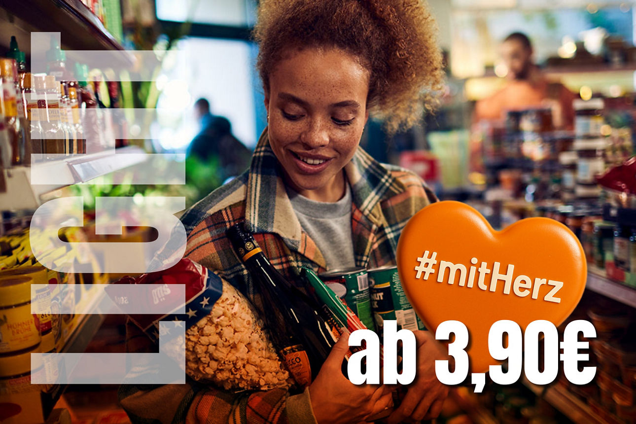 Frau im Supermarkt hat die Arme voller Podukte #mitHerz