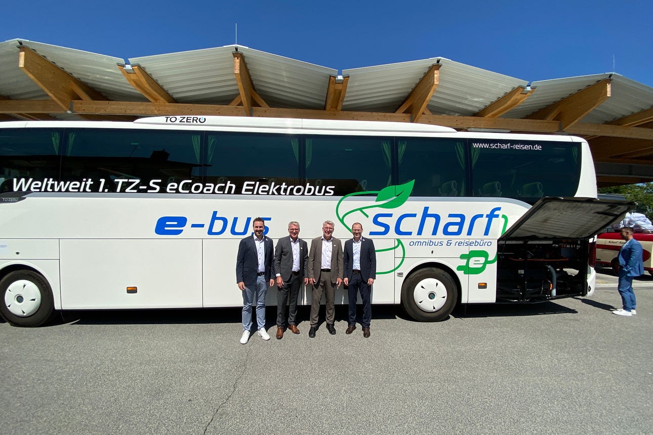 eBus im Hintergrund, im Vordergrund Vorstand und Prokurist unserer Bank sowie beide Geschäftsführer der Firma Scharf.