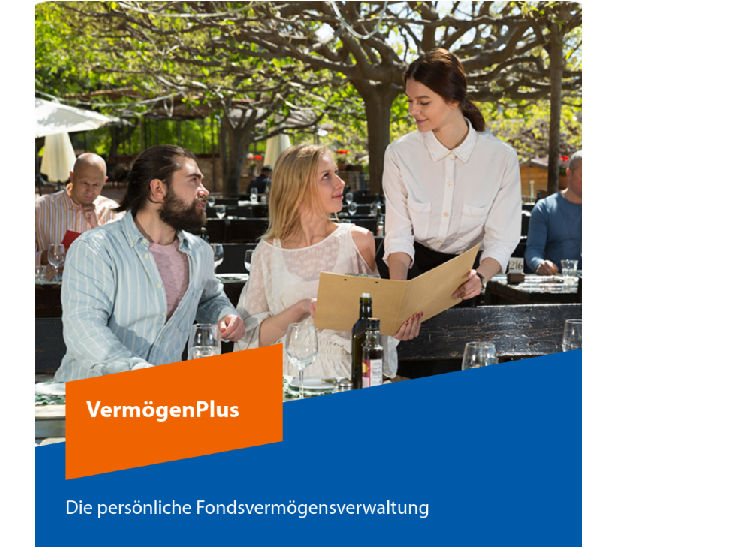 Ein Paar sitzt im Restaurant und lässt sich von einer Kellnerin die Karte zeigen