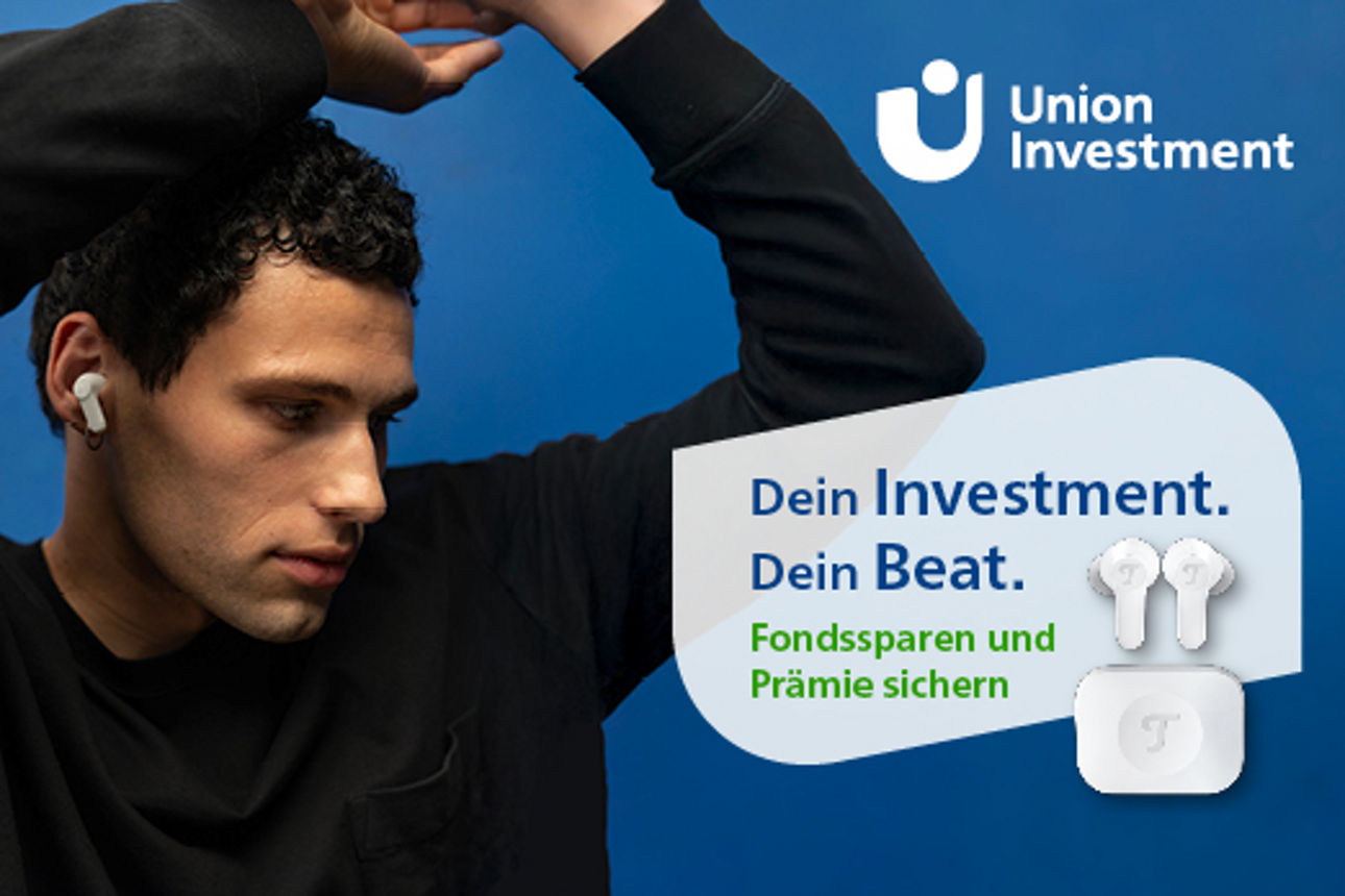 Junger Mann tanzt und neben ihm steht in einem Störer Dein Investment. Dein Beat. Fondssparen und Prämie sichern. Ein Bild der Teufel Kopfhörer ist zu sehen.