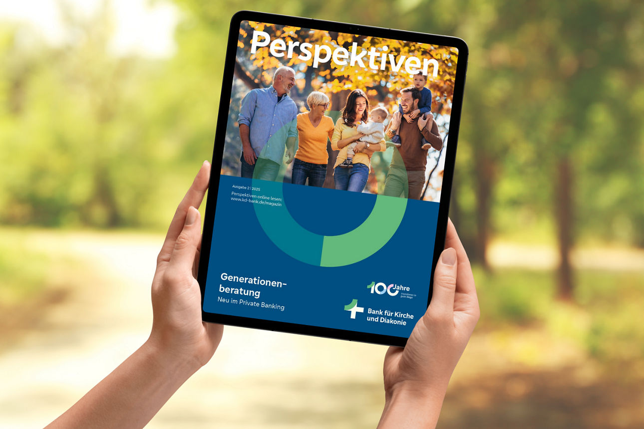 Person hält ein Tablet mit der Ausgabe der digitalen Perspektiven in der Hand