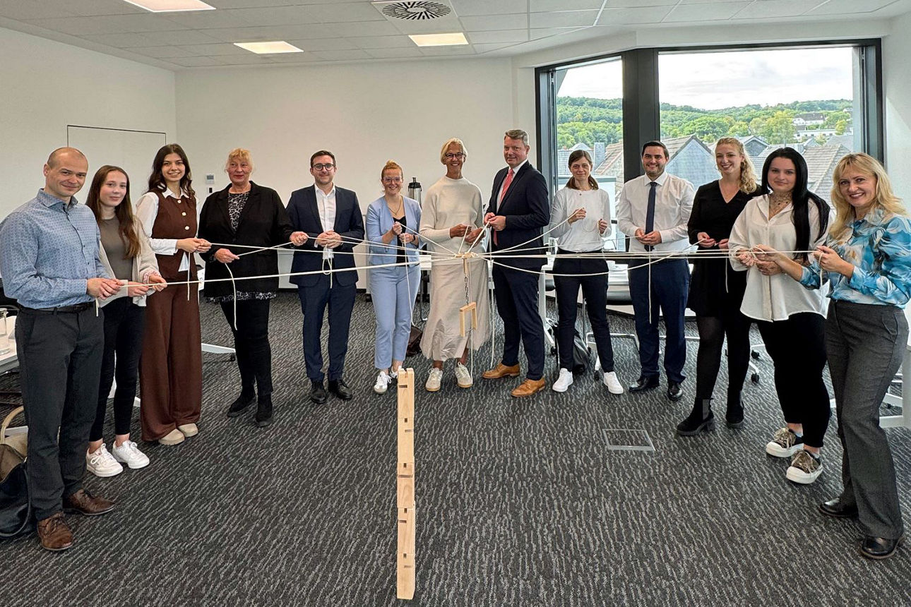 Gruppenbild der Teilnehmer des Neueinsteiger-Workshops der Volksbank Oberberg.