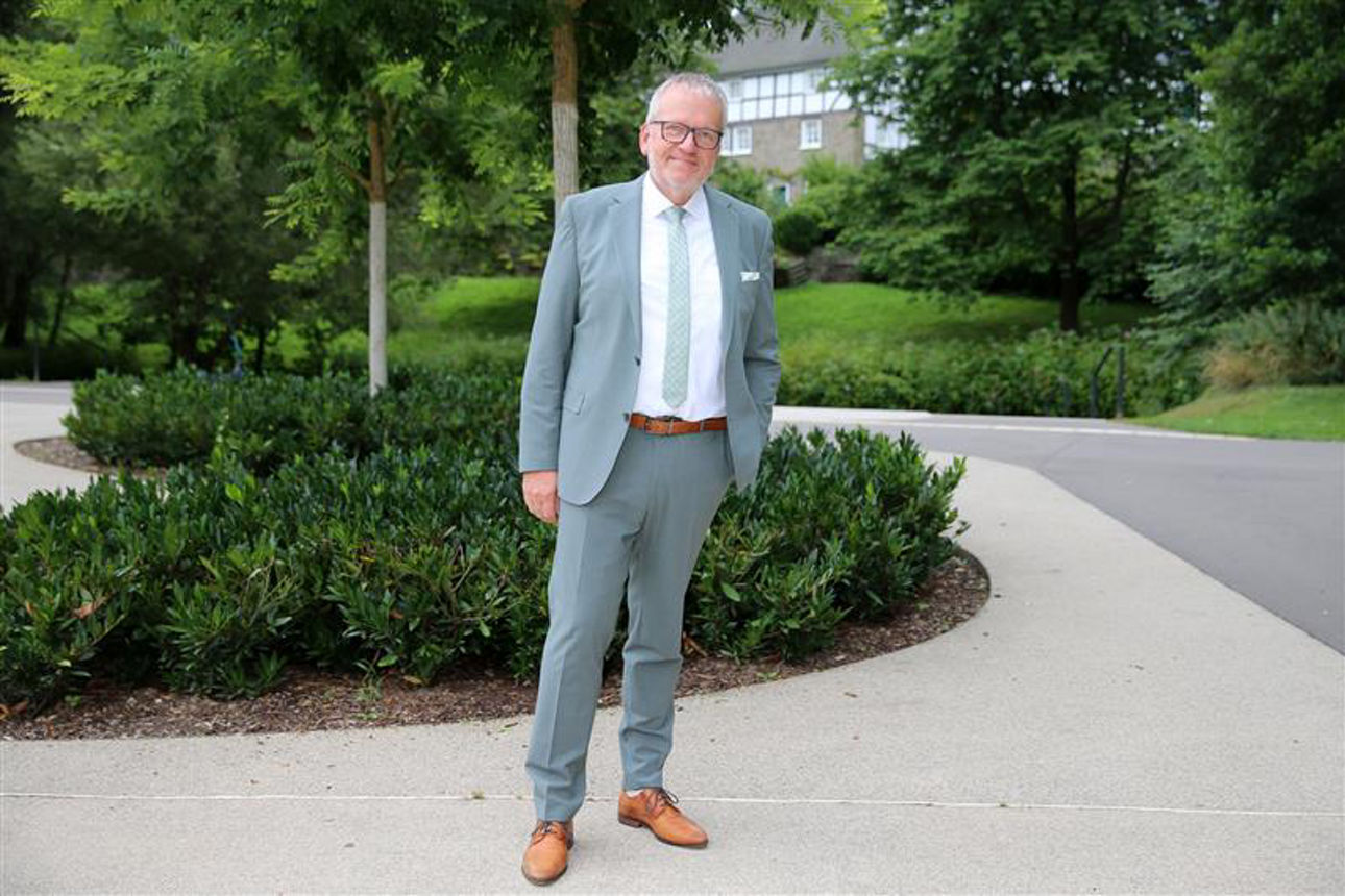 Achim Krumm, Niederlassungsleiter der Volksbank Oberberg in Waldbröl, lächelt in die Kamera.