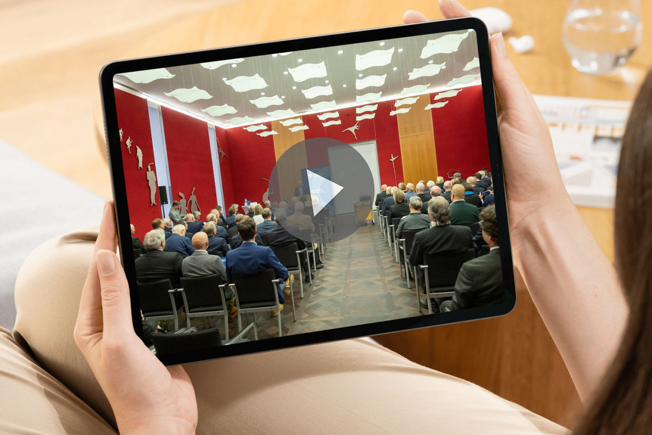 Video zum Festakt der KD-Bank  in Dresden spielt auf Tablet ab.