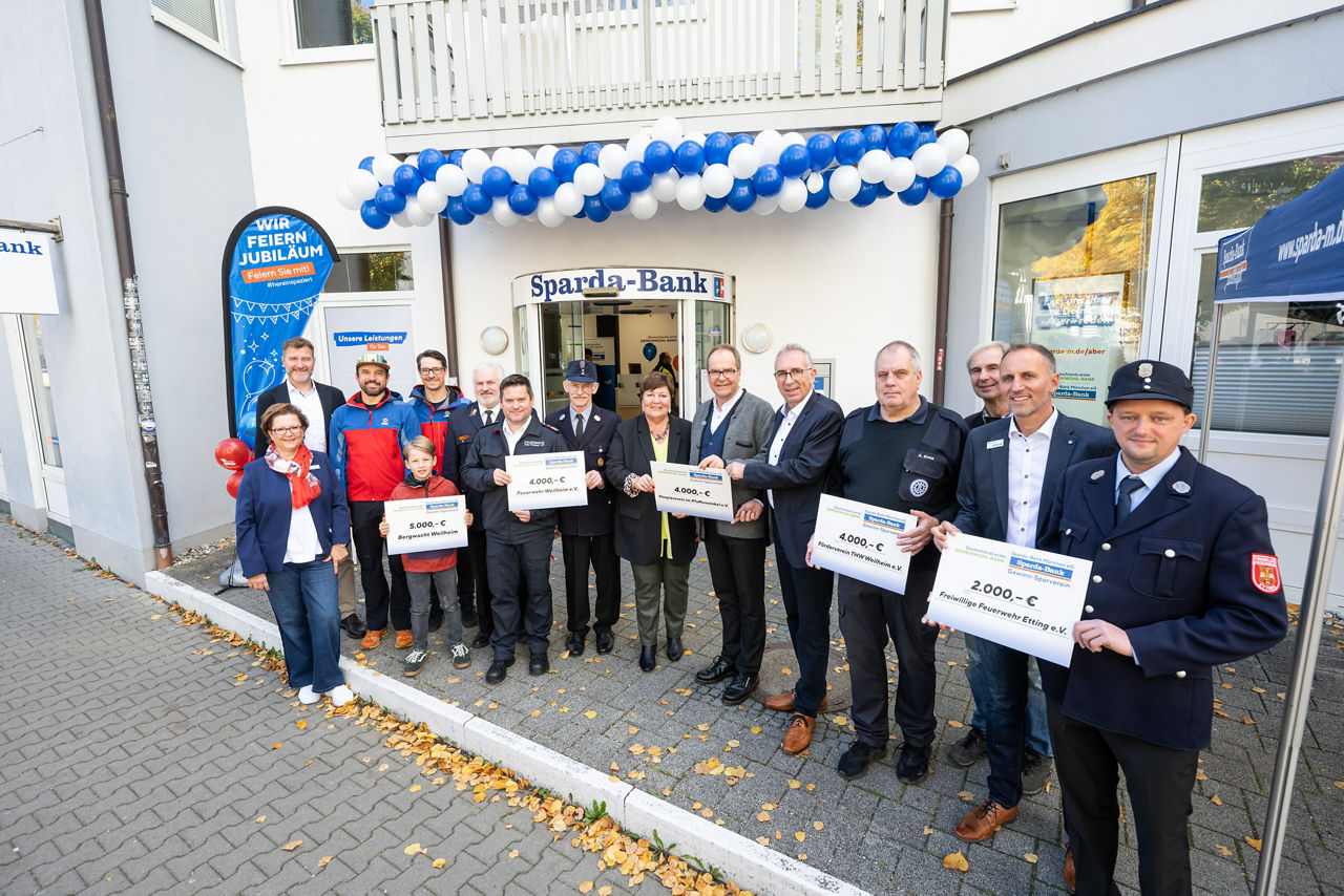 Spendenübergabe mit dem Vorstandsvorsitzenden der Sparda-Bank München, Peter Berger (hinten, 1. von links).