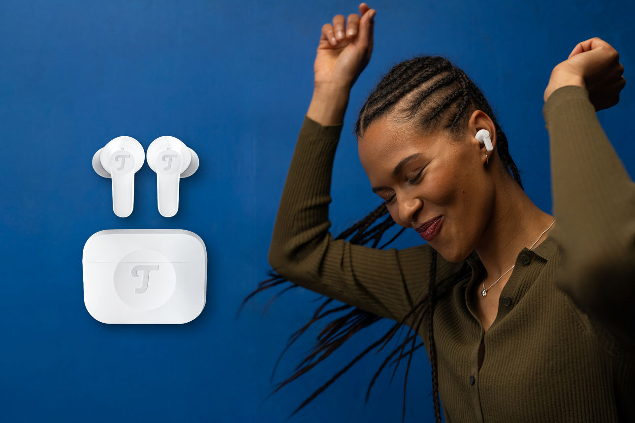 Junge Frau hört Musik mit Airpods