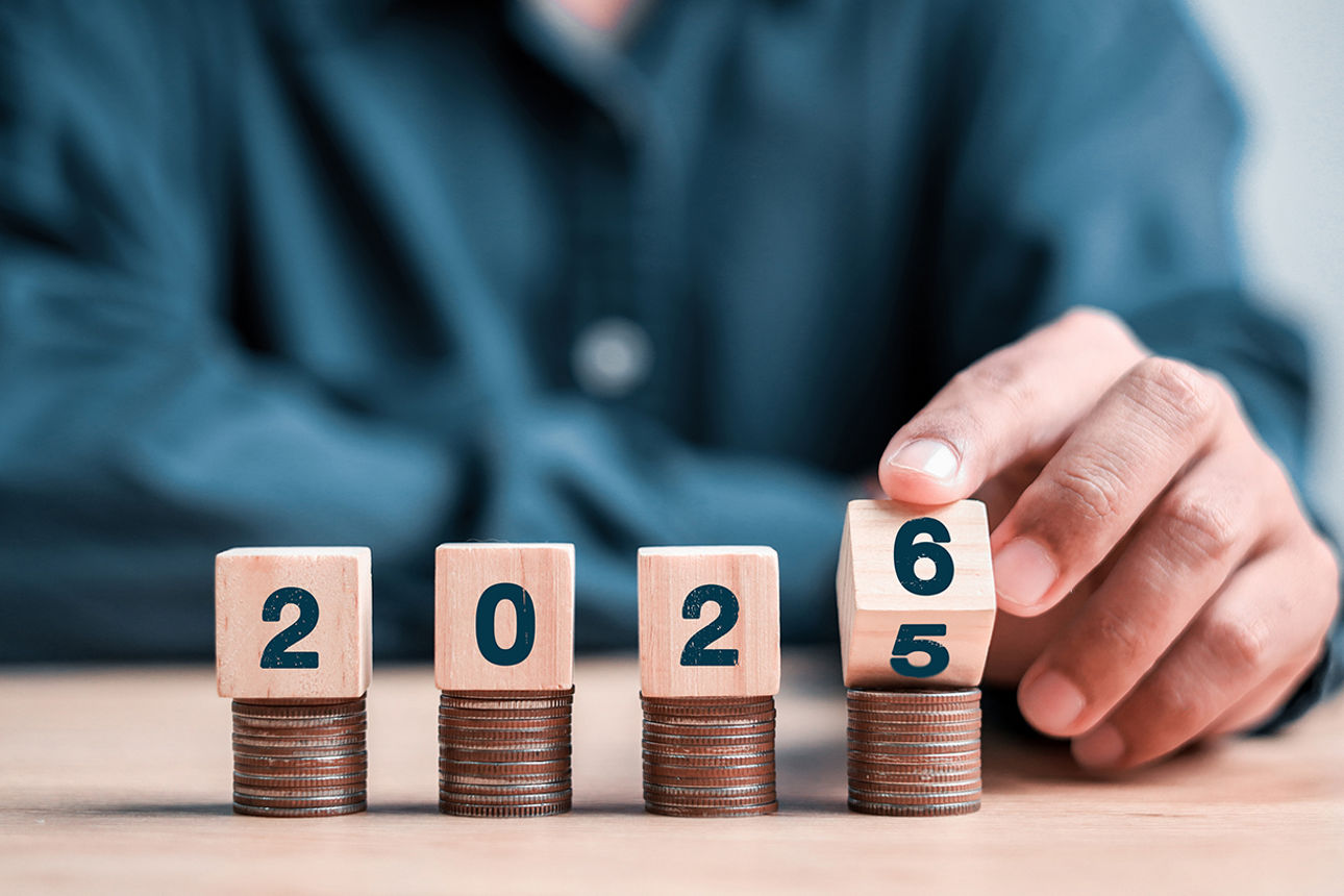 Jahreszahl 2026 liegt auf vier kleinen Münzstapeln