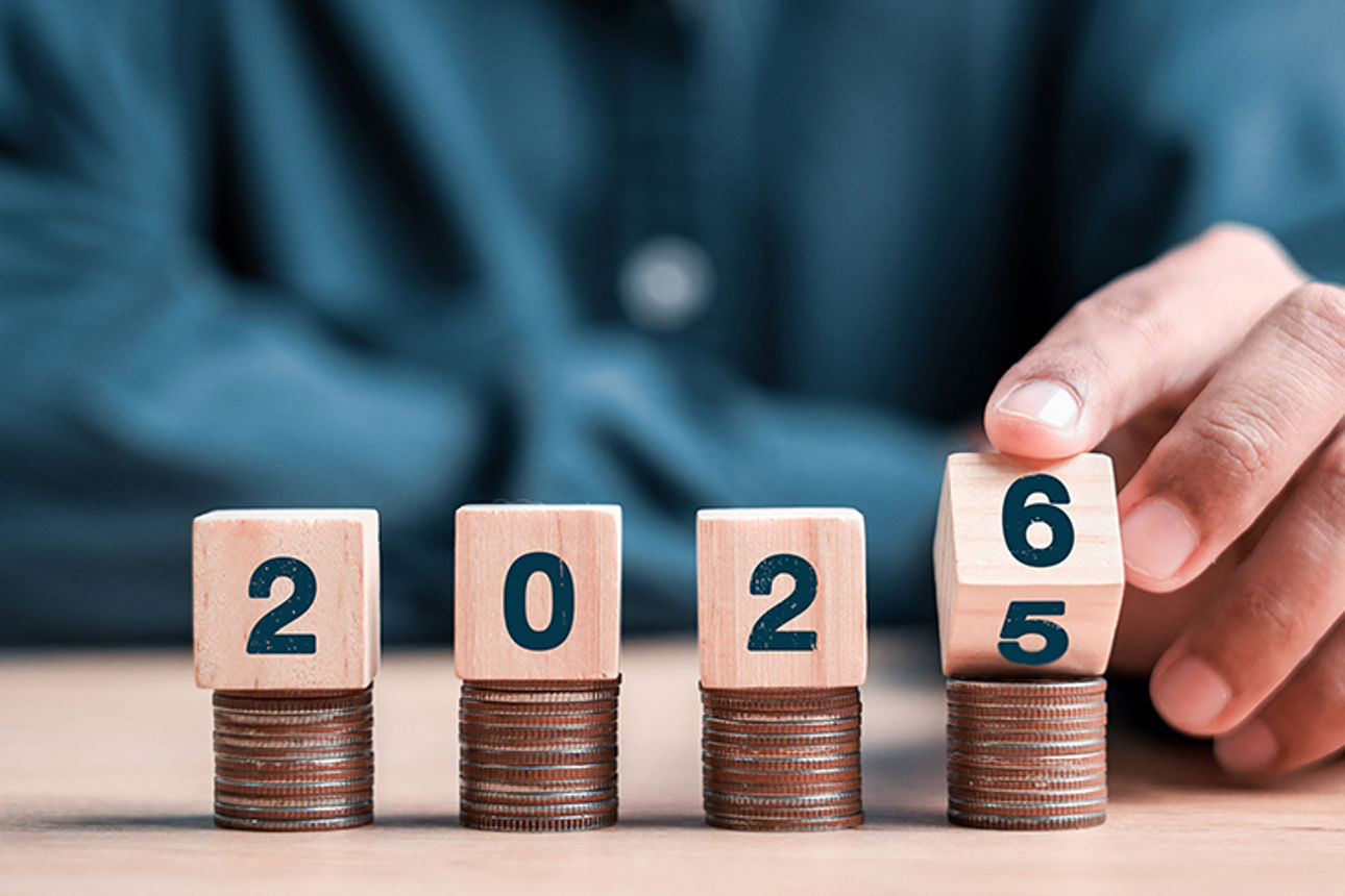 Jahreszahl 2026 liegt auf vier kleinen Münzstapeln