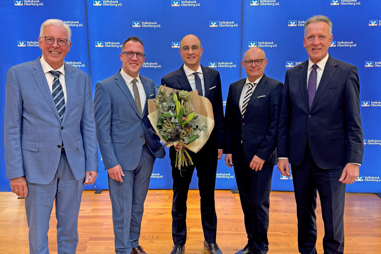 Fünf Herren stehen vor einer blauen Wand mit dem Logo der Volksbank Oberberg: Dr. Udo Meyer, Andreas Neumann, Marc Gottschlich, Jörn Richling und Ingo Stockhausen.