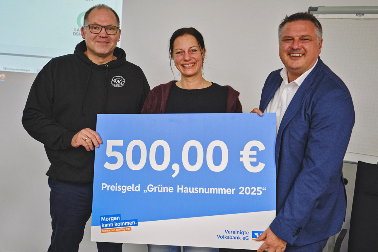 Gewinner des Preisgeldes der Grünen Hausnummer 2025 mit Florian Schwirrat, Bereichsleiter Bauen und Wohnen