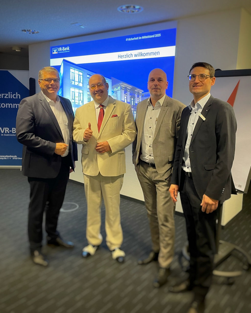 Gruppenfoto vor der Hüpfburg der VR-Bank