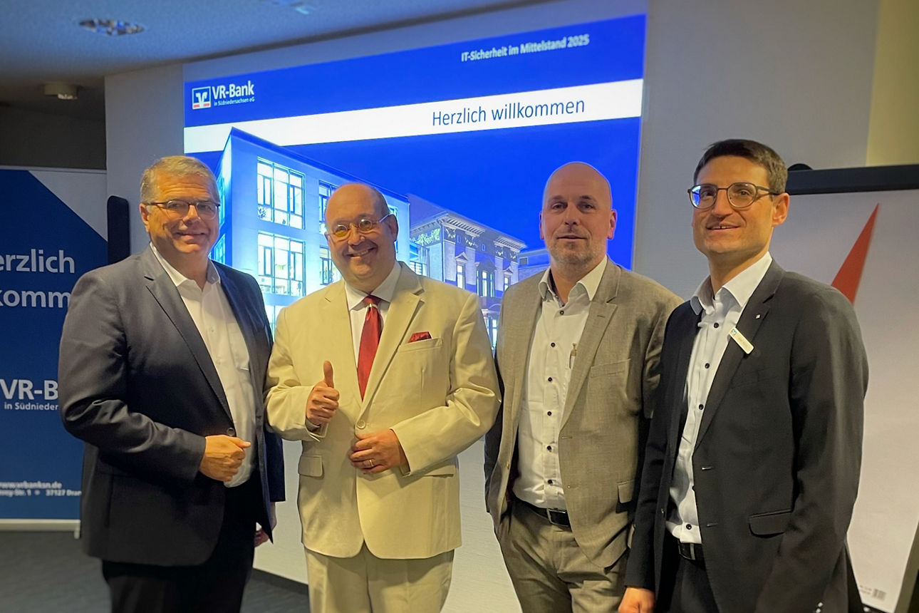 Gruppenfoto vor der Hüpfburg der VR-Bank