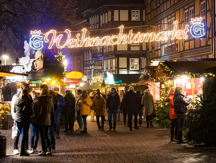 Gut besuchter und beleuchteter Weihnachtsmarkt in Goslar