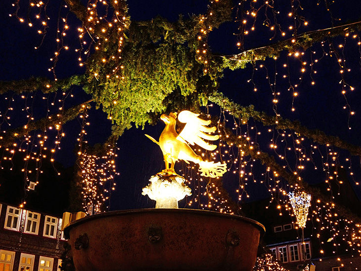 Beleuchteter Marktbrunnen in der Abendstunde in Goslar