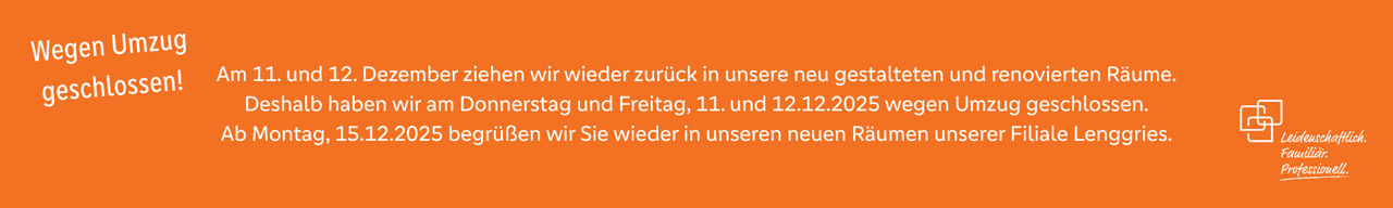Weißer Hinweistext zur geplanten Schließung der Filiale Lenggries, wegen Umzugs