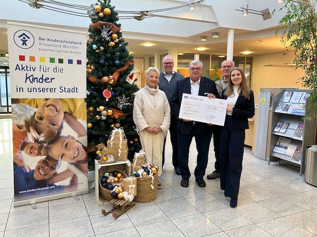 Foto: Thomas Leson( Leiter VR Bank Filiale Kohlscheid), Jürgen Schulz-Wachler( Vorsitzender Kinderschutzbund), Günter Dieteri