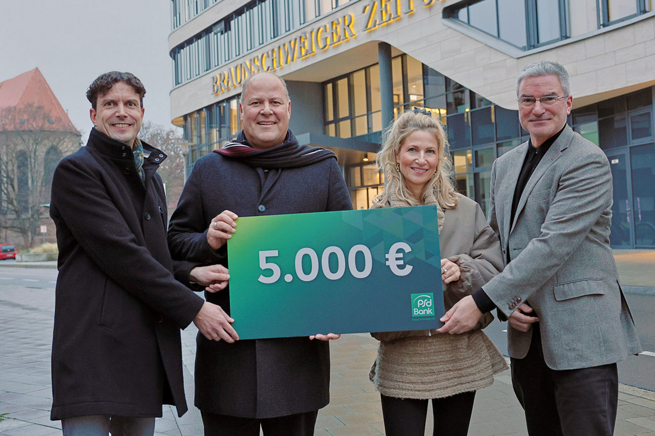 Braunschweig, 08.12.2025, Thema:  PSD-Bank spendet 5.000 Euro für "Das Goldene Herz",  Die Spende kommt zehn Projekten zugute, die bei der diesjährigen Aktion dabei sind. Bild zeigt: Marcel Saur (von links), Carsten Graf, Chefredakteurin Kerstin Loehr und Sven Spier vor dem Medienhaus der Braunschweiger Zeitung Foto: Sebastian Priebe/FMN