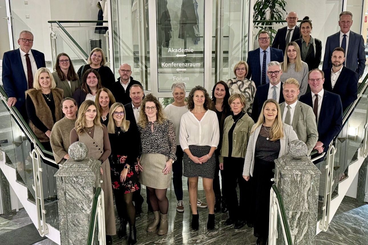 Gruppenfoto der anwesenden Jubilare im Treppenhaus der Hauptgeschäftsstelle.