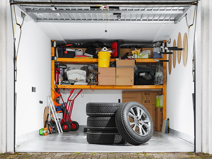 Offene, aufgeräumte Garage, in der Reifen zum Wechsel bereitstehen