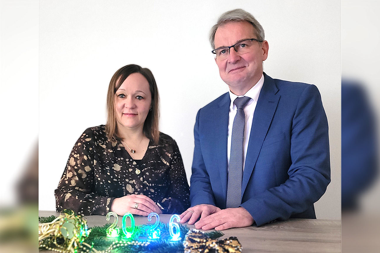 Zwei Personen stehen hinter einem Tisch