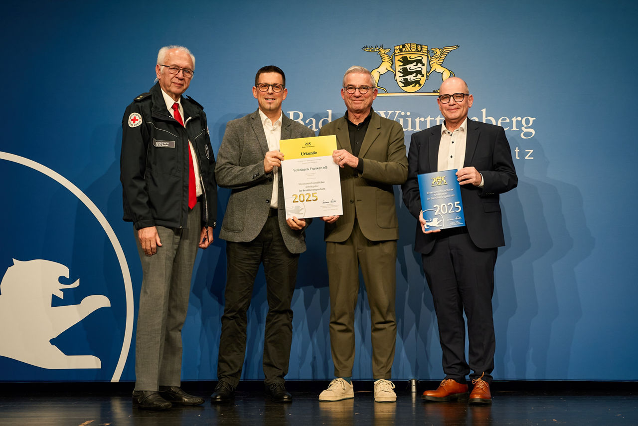 Holger Dörr und Timo Häfner nehmen eine Auszeichnung entgegen