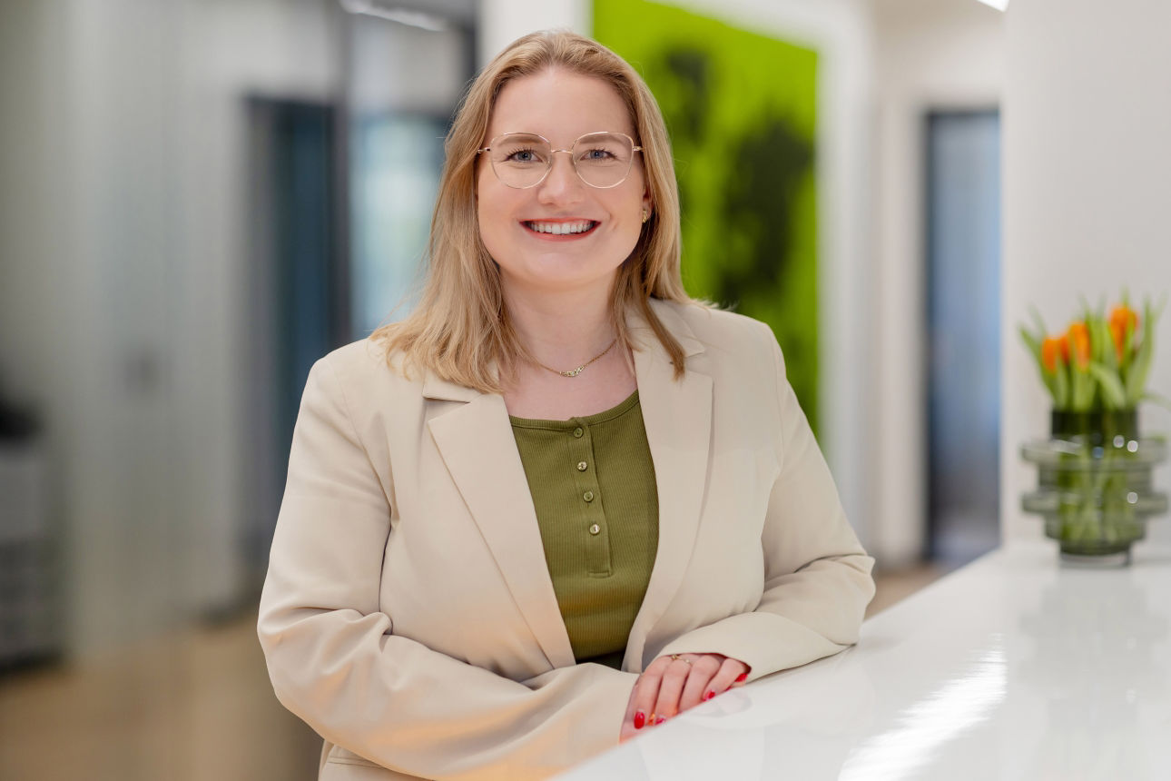 isa Gohl, Nachhaltigkeitsmanagerin der Volksbank Oberberg, blickt in die Kamera.