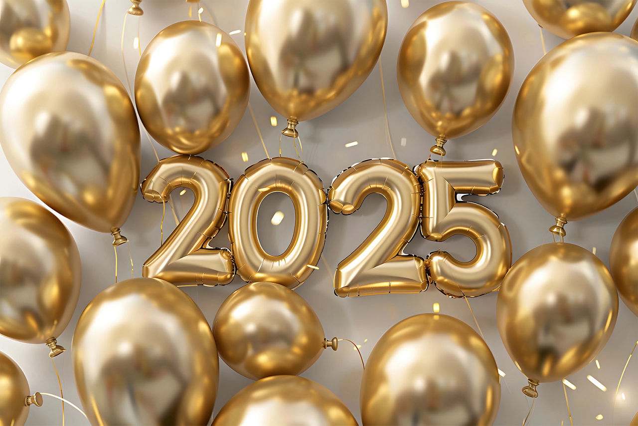 goldene Ballons umranden goldene Folienballons in den Ziffern 2025