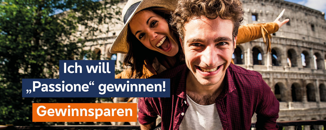 Pärchen vor dem Kolloseum in Rom