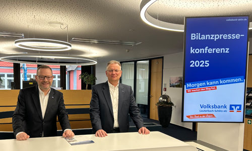 Bild mit den beiden Vorständen im Servicebereich der Volkbank 
