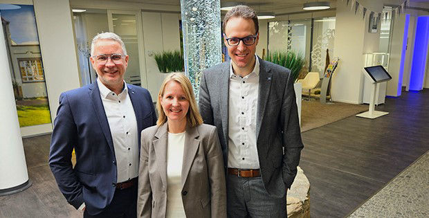 Zwei Mitarbeiter und eine Mitrabeiterin in den Räumlichkeiten der Bank.