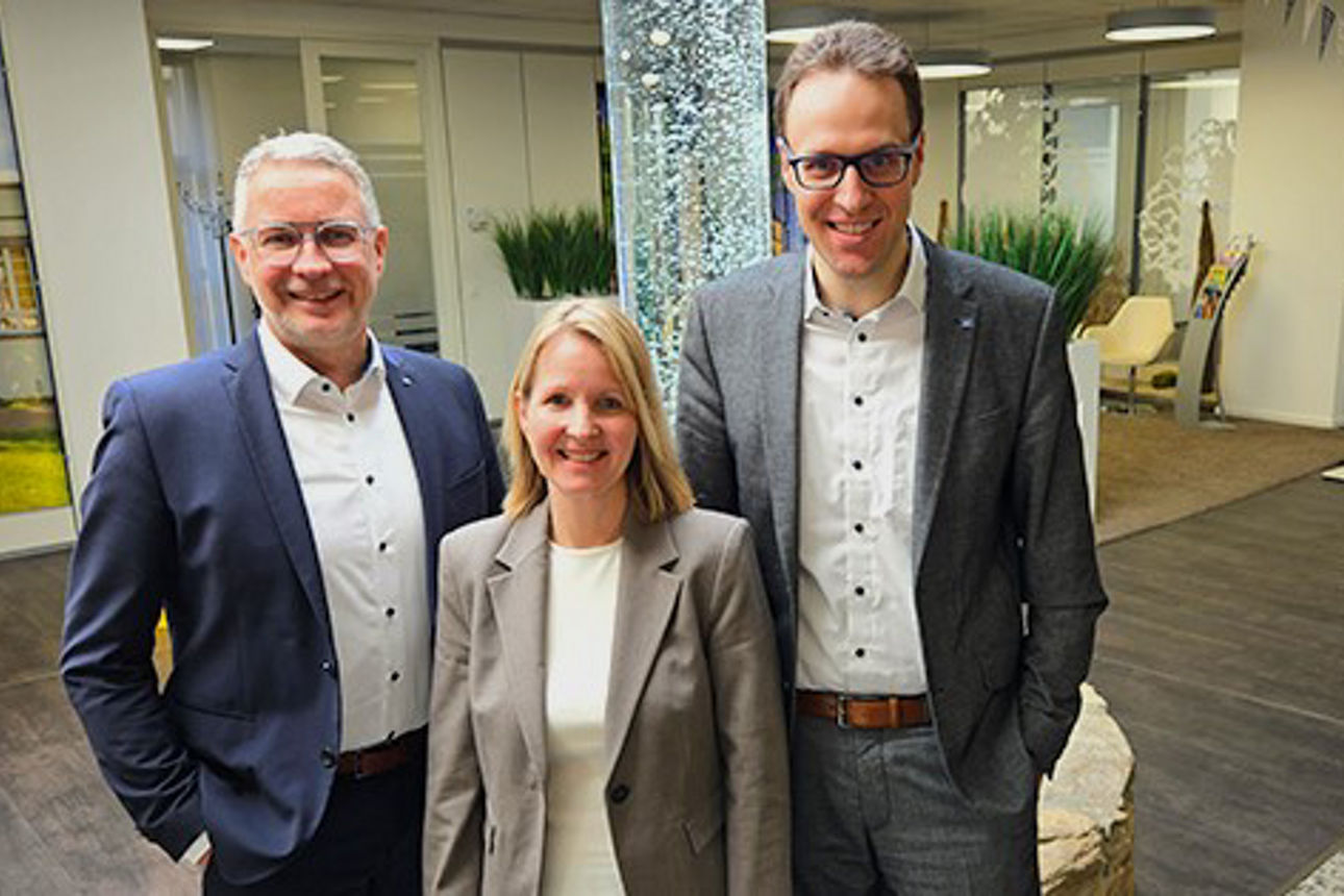 Zwei Mitarbeiter und eine Mitrabeiterin in den Räumlichkeiten der Bank.