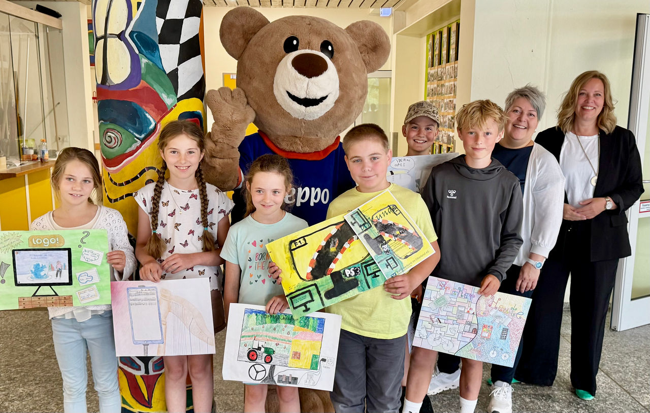 Preisträger:innen des Jugendwettbewerbs mit dem Maskottchen Beppo und erwachsenen Jurymitgliedern.