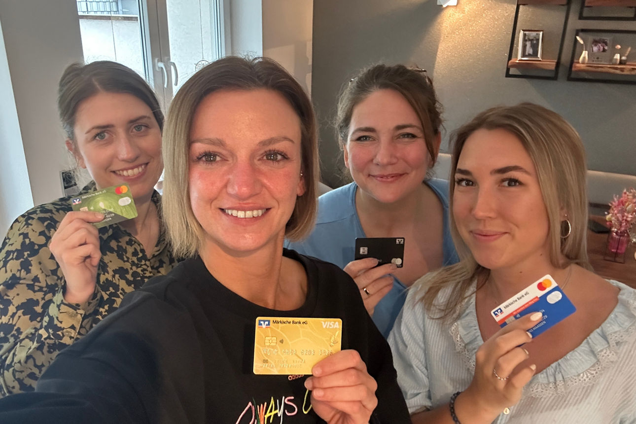 Ein Selfie von Hanna, Paula, Janine und Sina mit unseren Kreditkartenmodellen in der Hand.