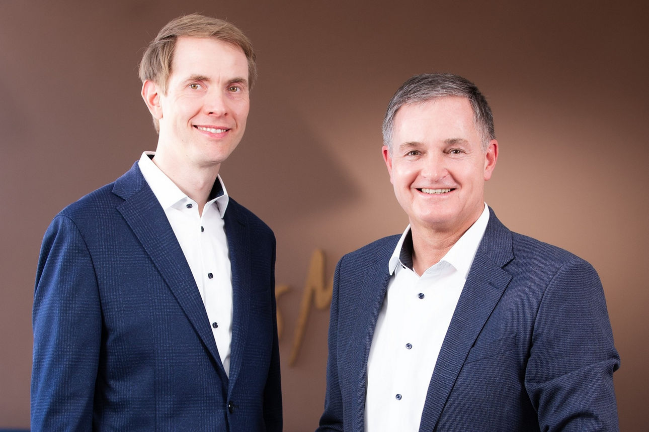 Die Vorstände Matthias Smit und Matthias Kruse präsentieren den digitalen Geschäftsbericht