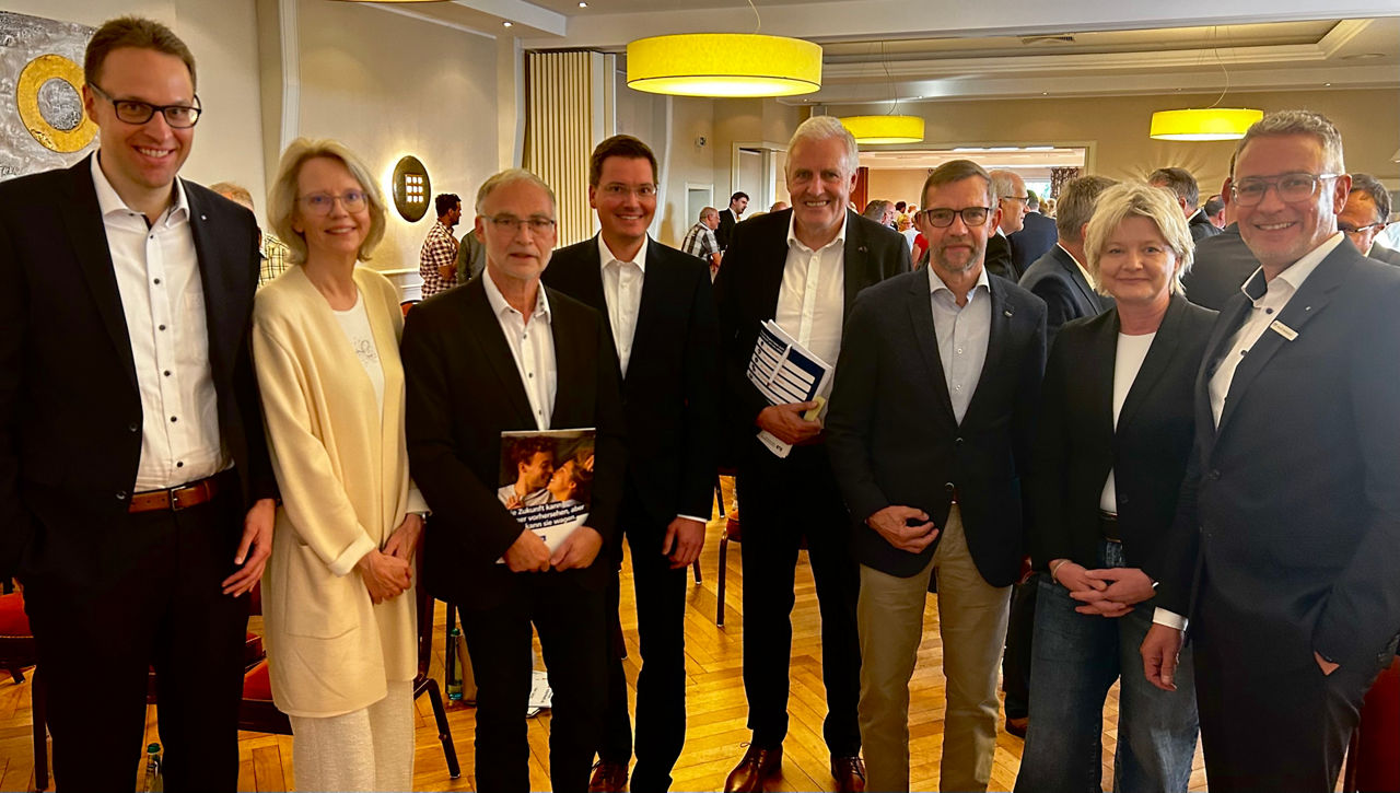 Abbildung von einer Menschengruppe in Business-Kleidung