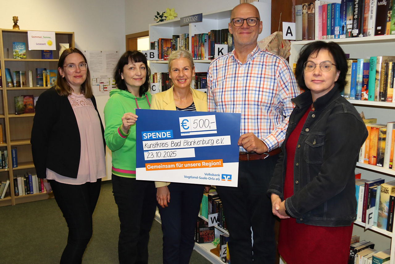 Übergabe des Präsentationsschecks