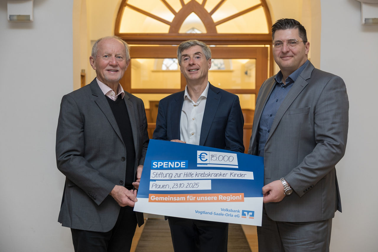 Übergabe des Präsentationsschecks