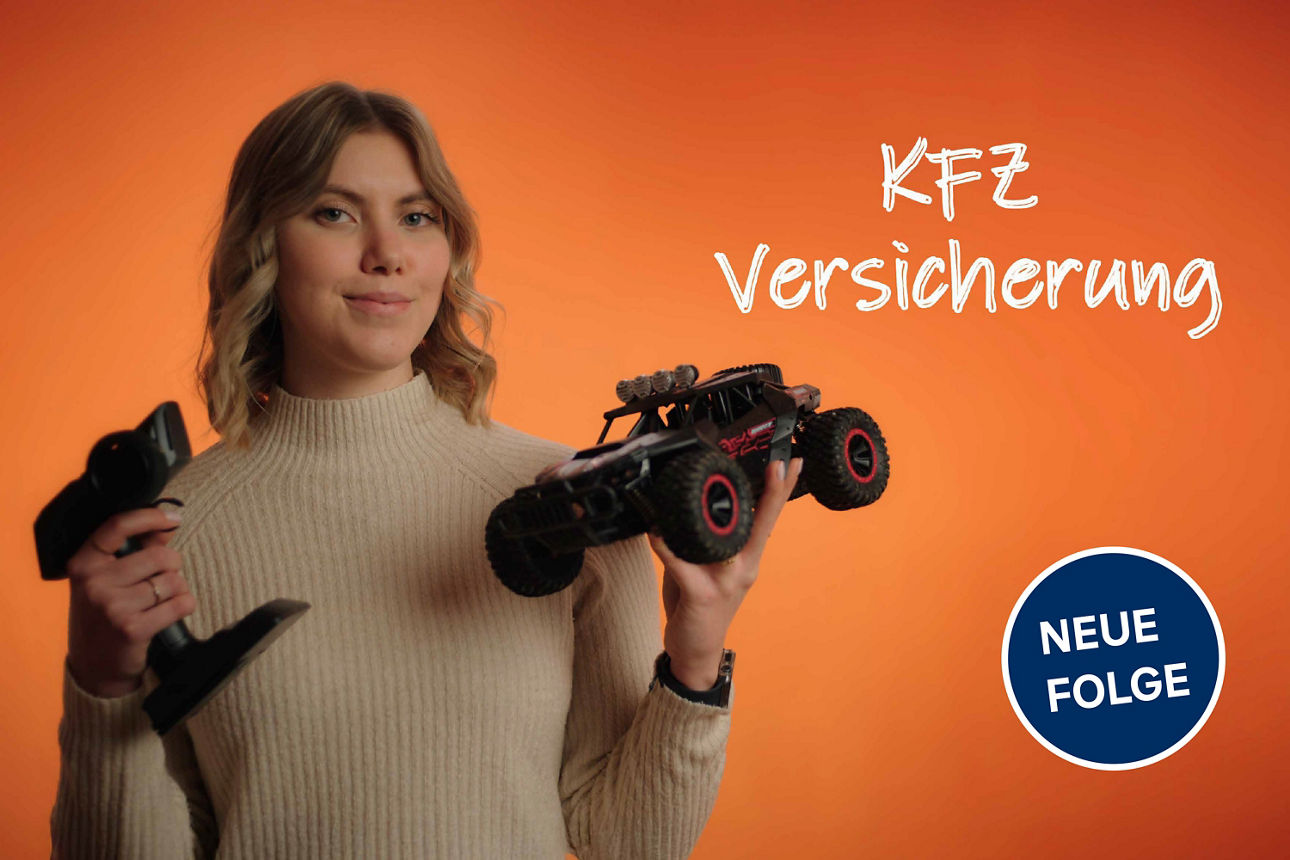 Frau mit blondem Haar hält ferngesteuertes Auto und Fernbedienung vor orangefarbenem Hintergrund, Text: „KFZ Versicherung“