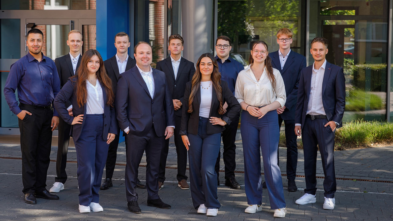 Gruppenbild der Auszubildenden und Studierenden