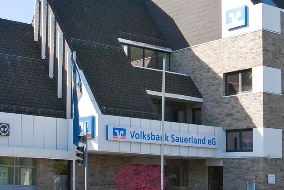 Schülerinnen der AG „Schule ohne Rassismus mit Courage“ am Gymnasium Meschede nehmen den Social Award von Jörg Werdite (Vorst