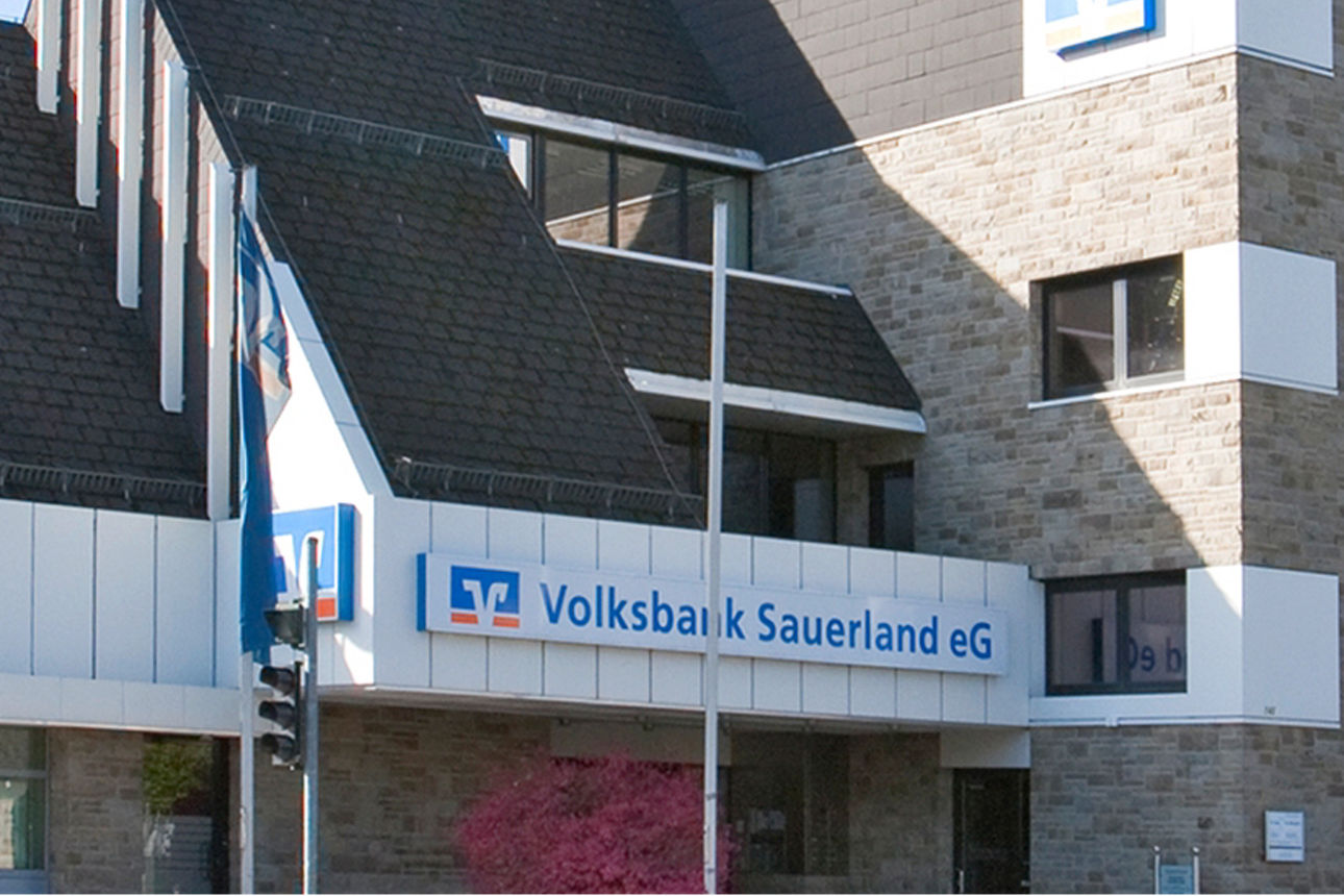 Schülerinnen der AG „Schule ohne Rassismus mit Courage“ am Gymnasium Meschede nehmen den Social Award von Jörg Werdite (Vorst