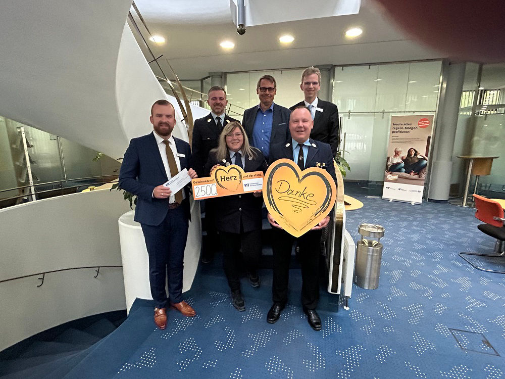 Übergabe Spendenscheck in Höhe von 2.500 Euro an die Freiwillige Feuerwehr Stadtsteinach